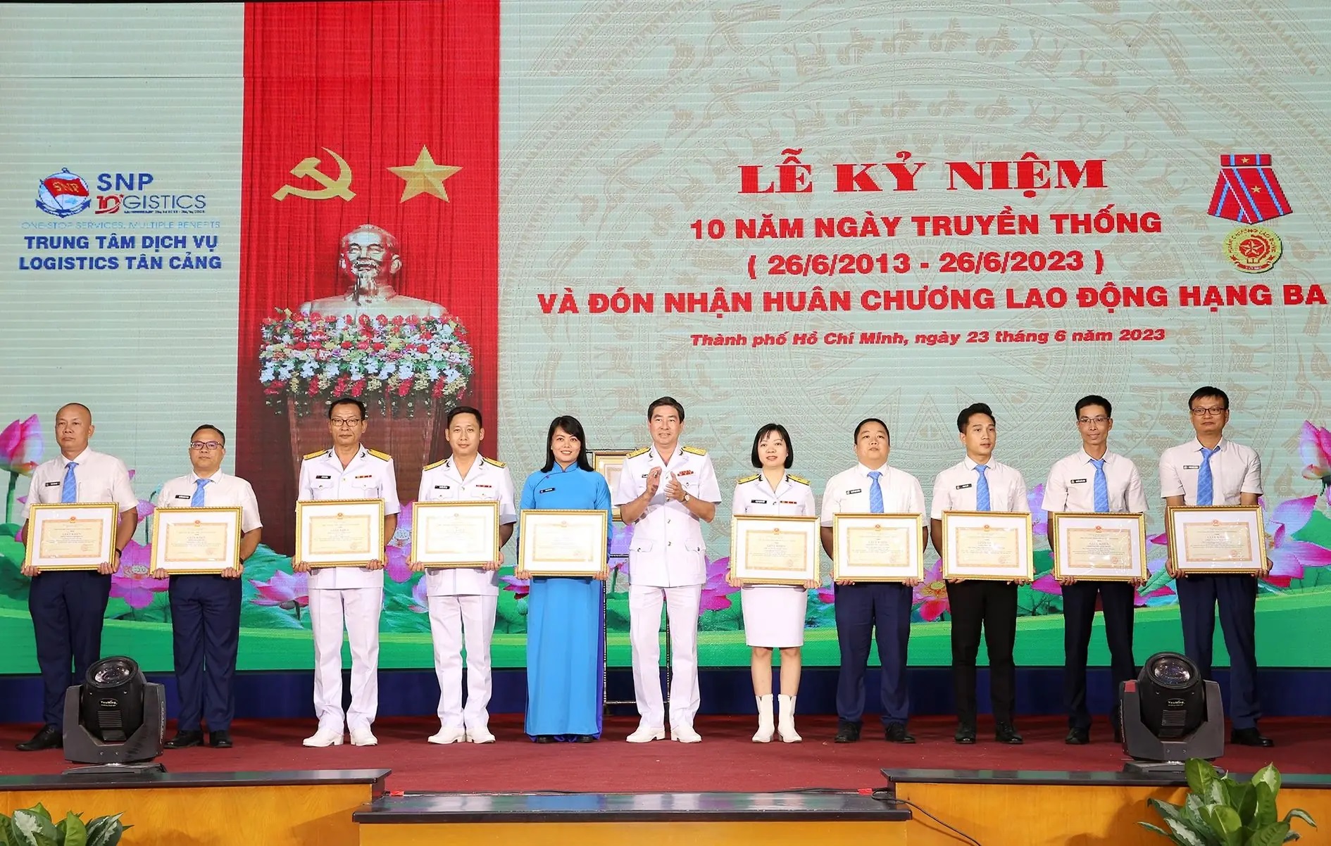 Đại tá Ngô Minh Thuấn trao Giấy khen tặng các tập thể và cá nhân.